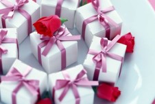 что подарить хорошей знакомой на 25 лет